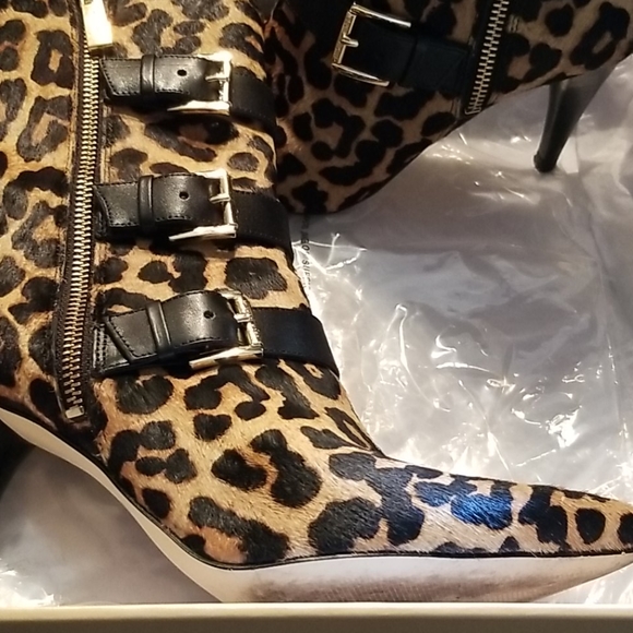 Michael Kors Lori Bootie - Picture 2 of 4